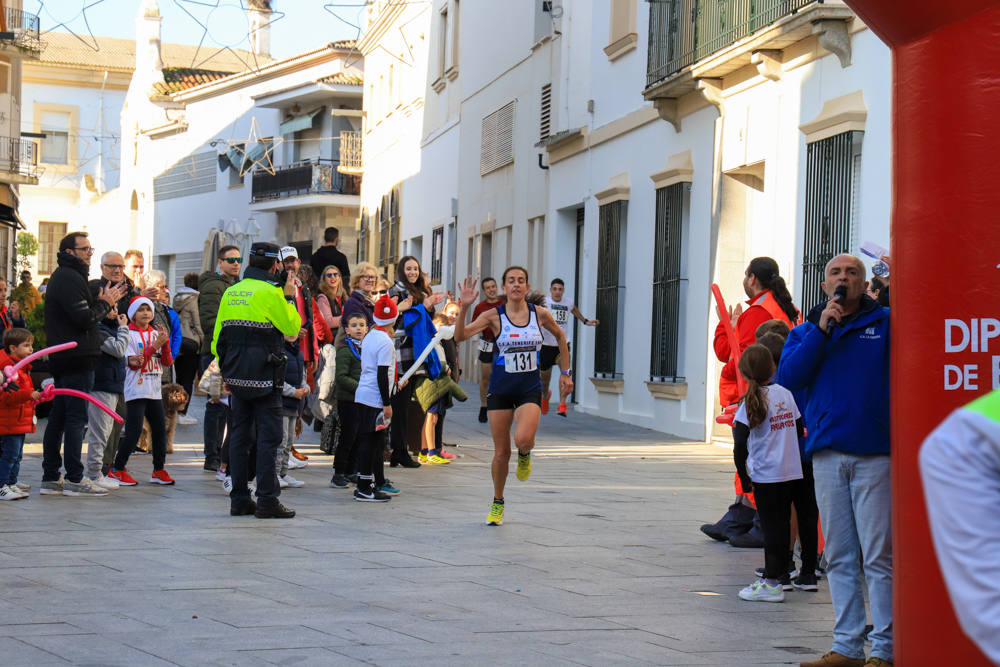 Pequeños y mayores han disfrutado de la Carrera de Navidad de Villanueva. 