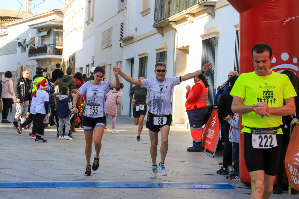 Pequeños y mayores han disfrutado de la Carrera de Navidad de Villanueva. 