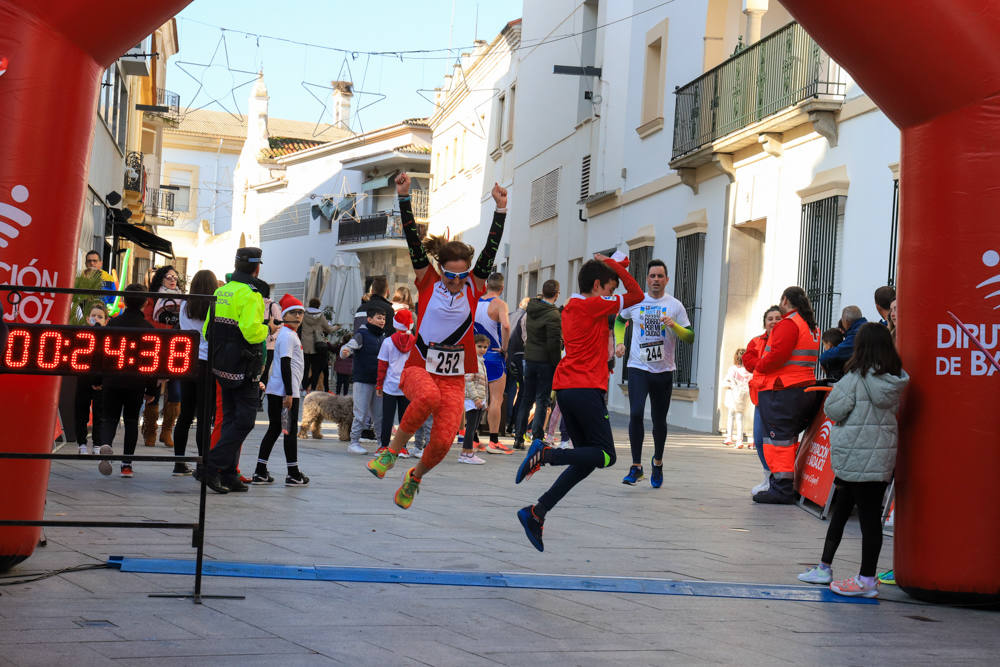 Pequeños y mayores han disfrutado de la Carrera de Navidad de Villanueva. 