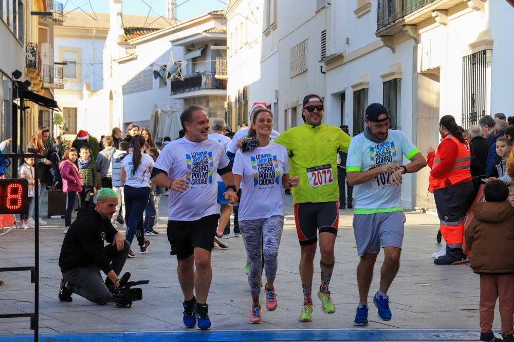 Pequeños y mayores han disfrutado de la Carrera de Navidad de Villanueva. 