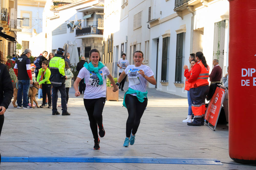 Pequeños y mayores han disfrutado de la Carrera de Navidad de Villanueva. 