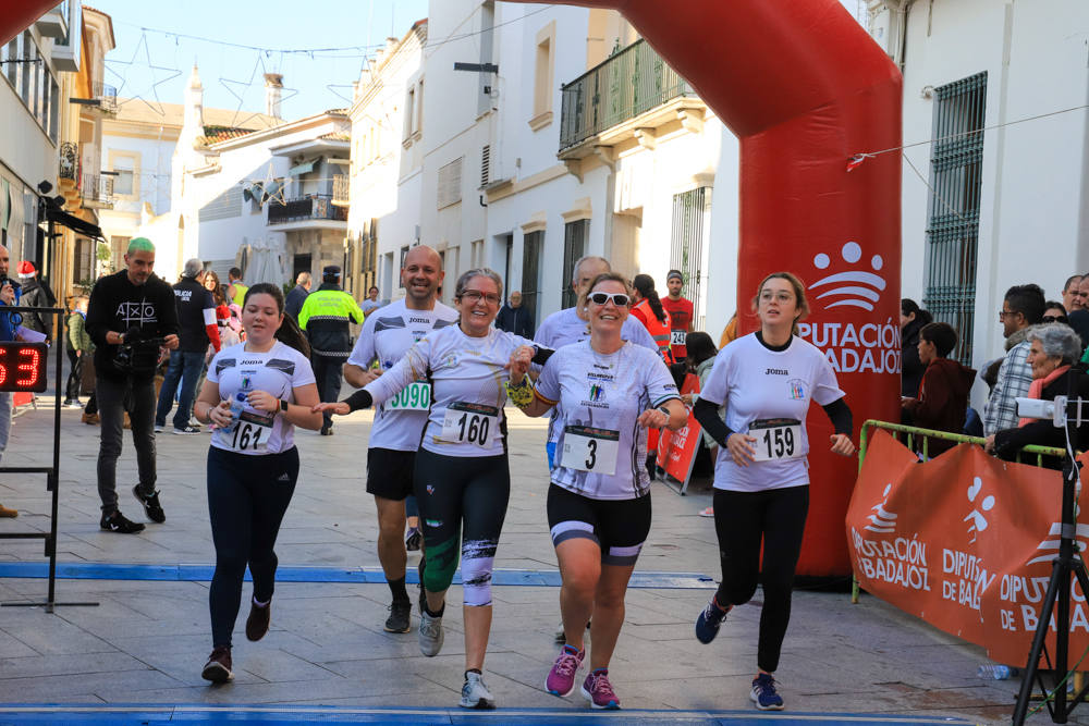 Pequeños y mayores han disfrutado de la Carrera de Navidad de Villanueva. 