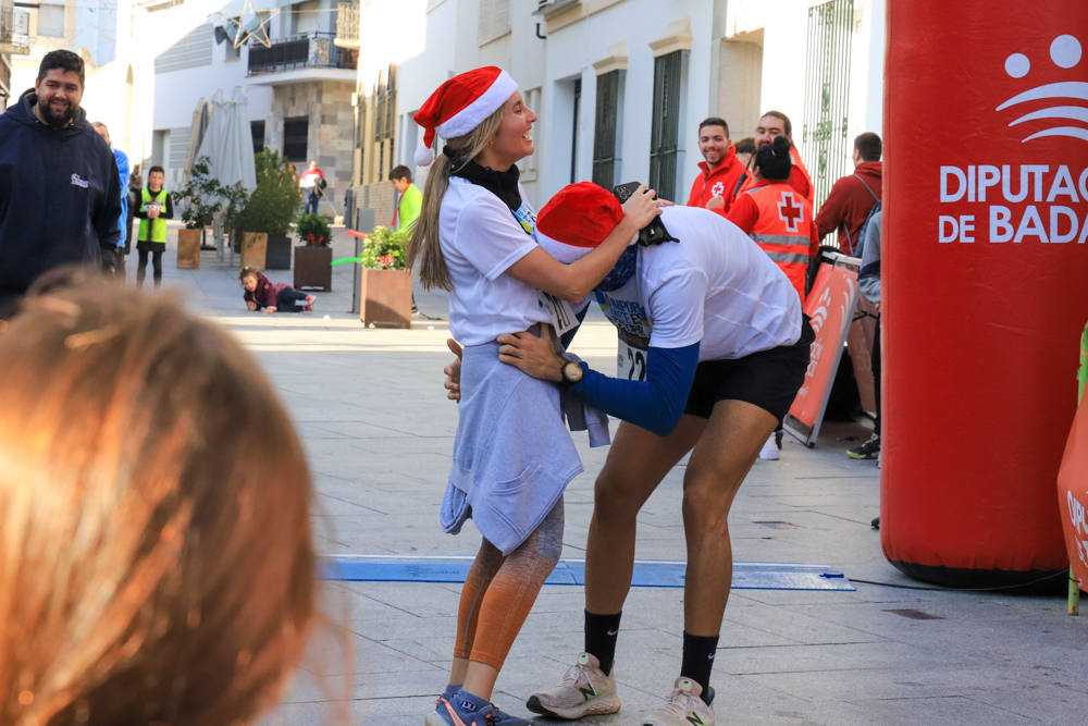 Pequeños y mayores han disfrutado de la Carrera de Navidad de Villanueva. 
