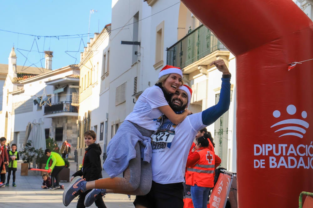 Pequeños y mayores han disfrutado de la Carrera de Navidad de Villanueva. 