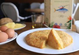 En HOY cocinamos con Jorge Díaz (Becada) una tortilla de patatas.