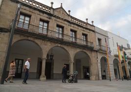 La fachada se ha deteriorado por el paso del tiempo.