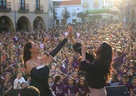 Las Azúcar Moreno pusieron la nota musical a la carrera.