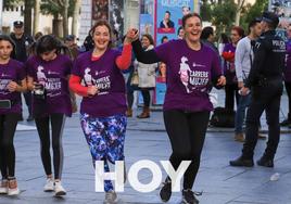 La 17ª Carrera de la Mujer ha creado un gran ambiente en la plaza de España