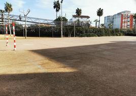 Estado actual de la pista deportiva en Los Pinos.