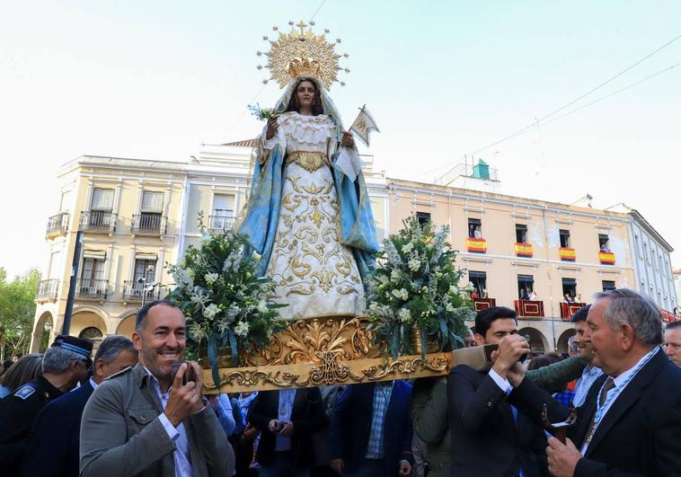 Rafael Salas, a la izquierda, llevando a la Virgen de la Aurora tras la Carrerita.