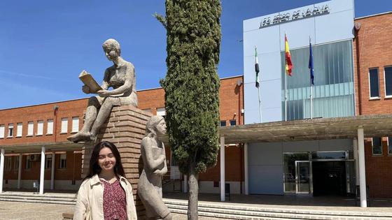 La estudiante Mara Sánchez recibe una de las 50 Becas Europa