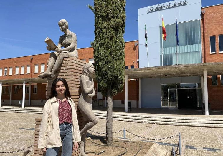 La estudiante Mara Sánchez recibe una de las 50 Becas Europa