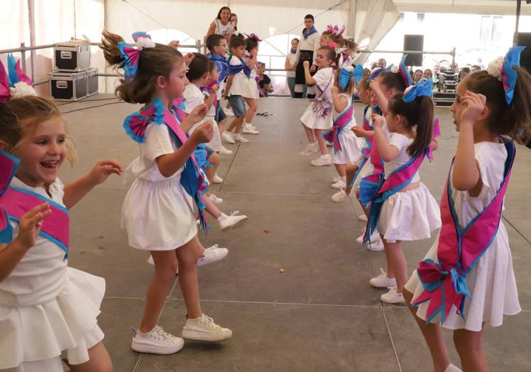 Imagen principal - Momentos del Festival de Mayas. 