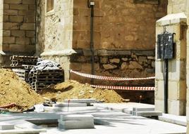 La zona donde han aparecido los huesos se encuentra acordonada y aún sin pavimentar.