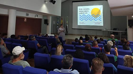 Mayores y trabajadores municipales reciben consejos sobre el cáncer de piel