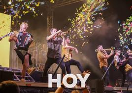 La Pegatina monta una fiesta tras la multitudinaria Feria de Día