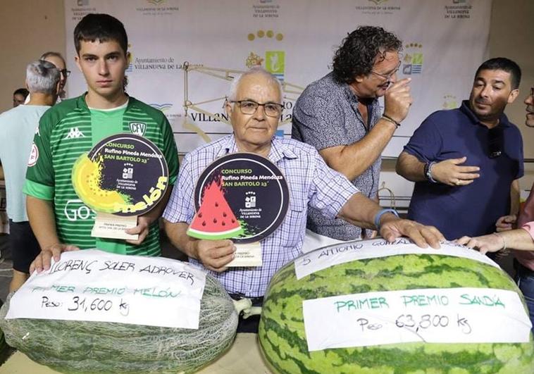 Llorenç Soler y Antonio González junto a los frutos ganadores.