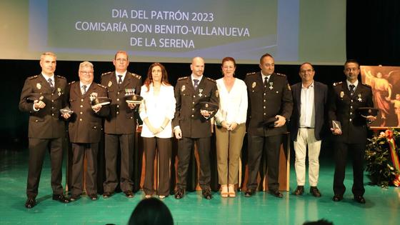 Cuatro agentes de Policía Nacional reciben la cruz al mérito policial con distintivo blanco