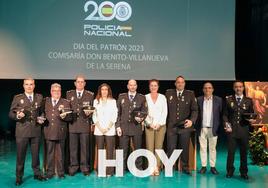 Autoridades locales y representantes de la Policía Nacional junto a los agentes condecorados