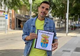 Fernando Sembrador muestra su particular escudo de Extremadura.
