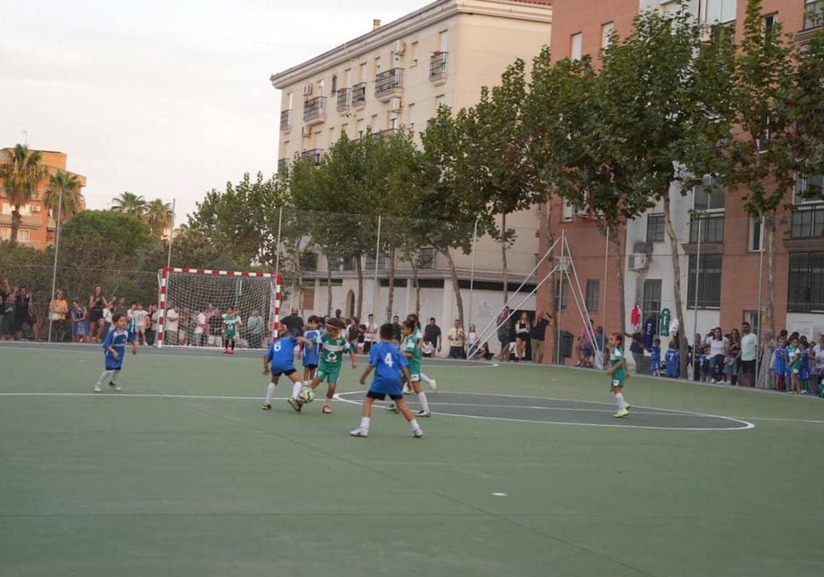 Solidaridad y deporte en la renovada pista de Los Pinos