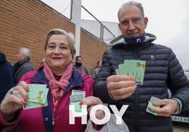 Ángela y su marido han sido los primeros en hacerse con las entradas esta mañana