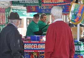 Aficionados compran bufandas conmemorativas del Villanovense - Barcelona de 2015.