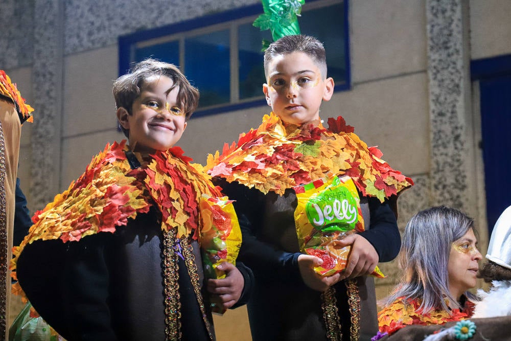 17 carrozas y cuatro pasacalles formaron la cabalgata en Villanueva. 