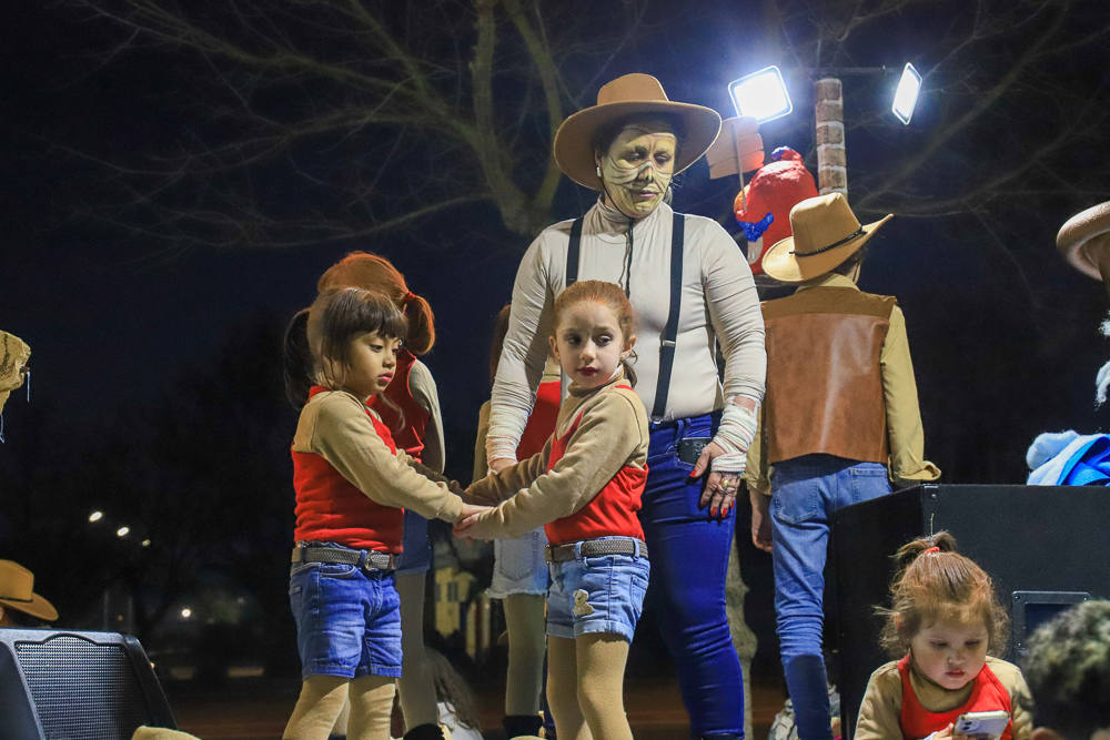17 carrozas y cuatro pasacalles formaron la cabalgata en Villanueva. 