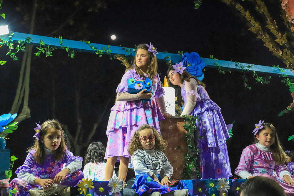 17 carrozas y cuatro pasacalles formaron la cabalgata en Villanueva. 