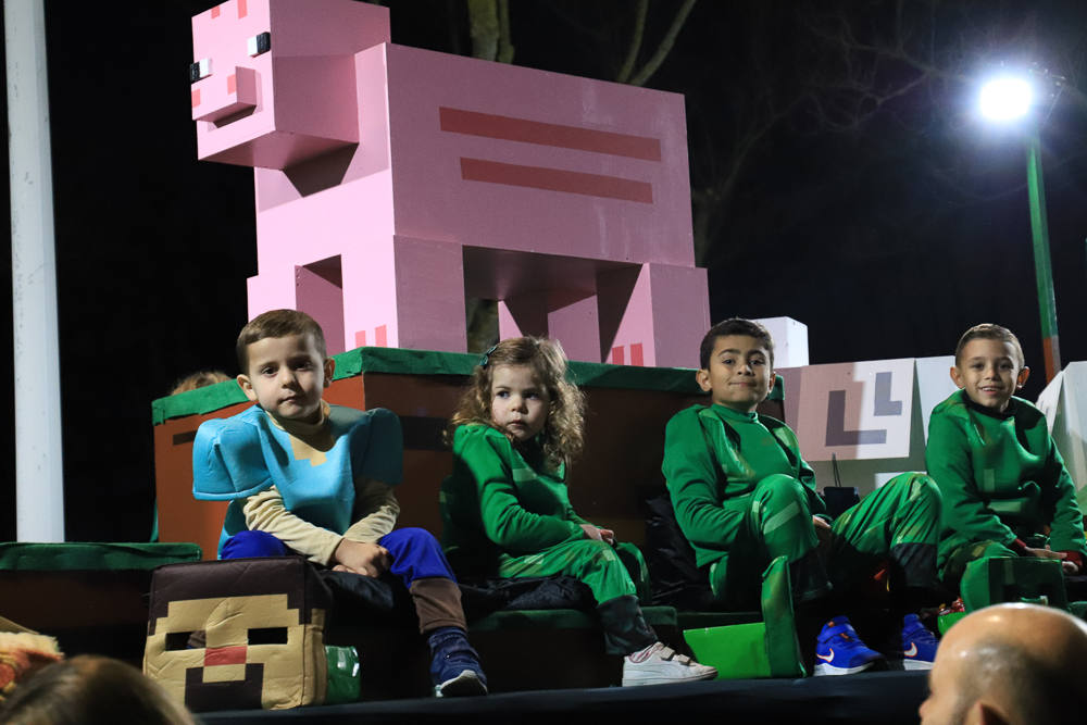 17 carrozas y cuatro pasacalles formaron la cabalgata en Villanueva. 