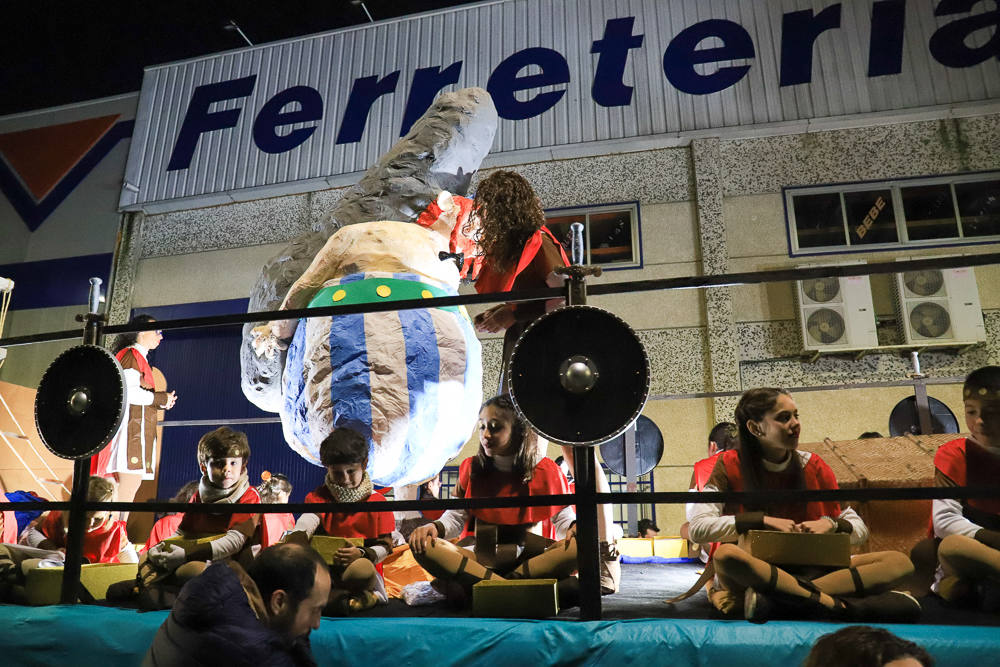 17 carrozas y cuatro pasacalles formaron la cabalgata en Villanueva. 