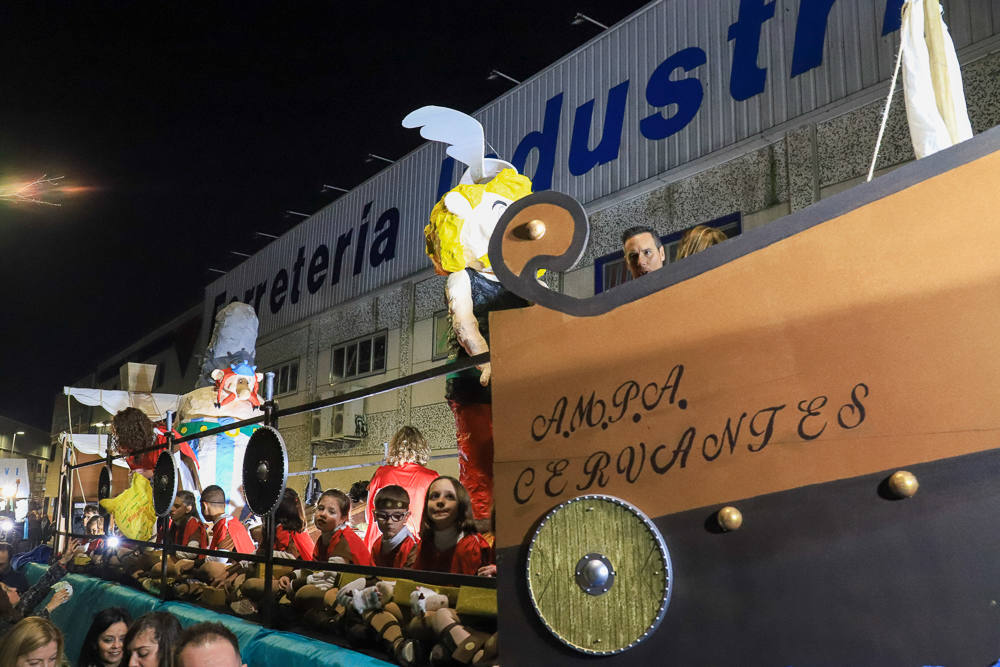 17 carrozas y cuatro pasacalles formaron la cabalgata en Villanueva. 