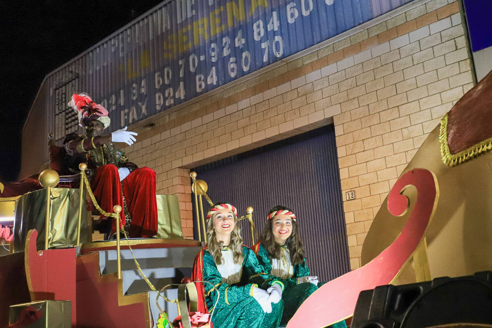 17 carrozas y cuatro pasacalles formaron la cabalgata en Villanueva. 