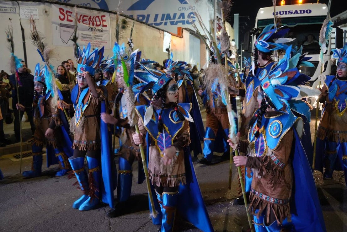 17 carrozas y cuatro pasacalles formaron la cabalgata en Villanueva. 