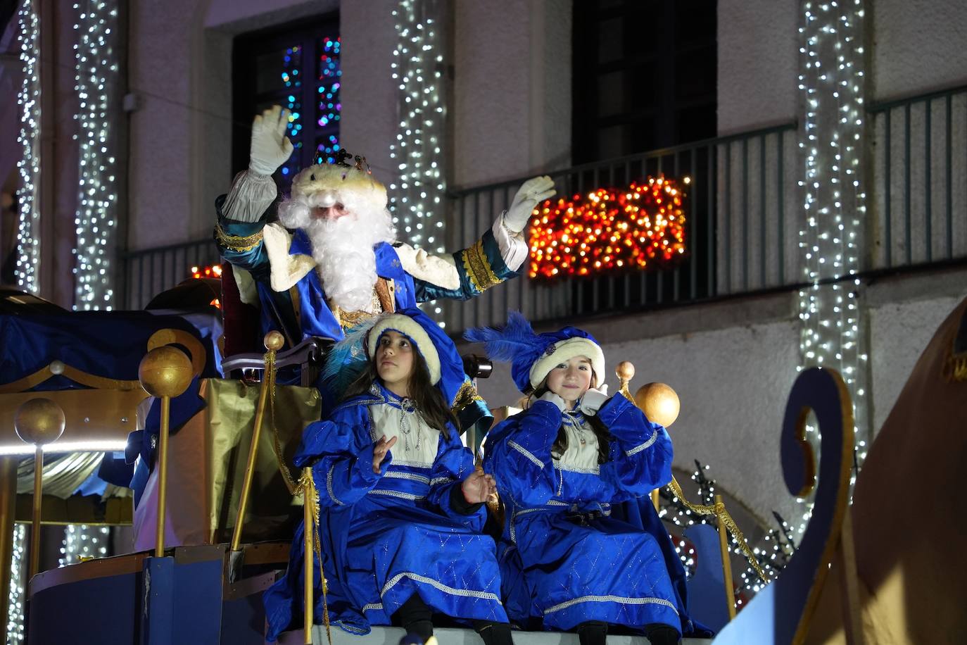 17 carrozas y cuatro pasacalles formaron la cabalgata en Villanueva. 