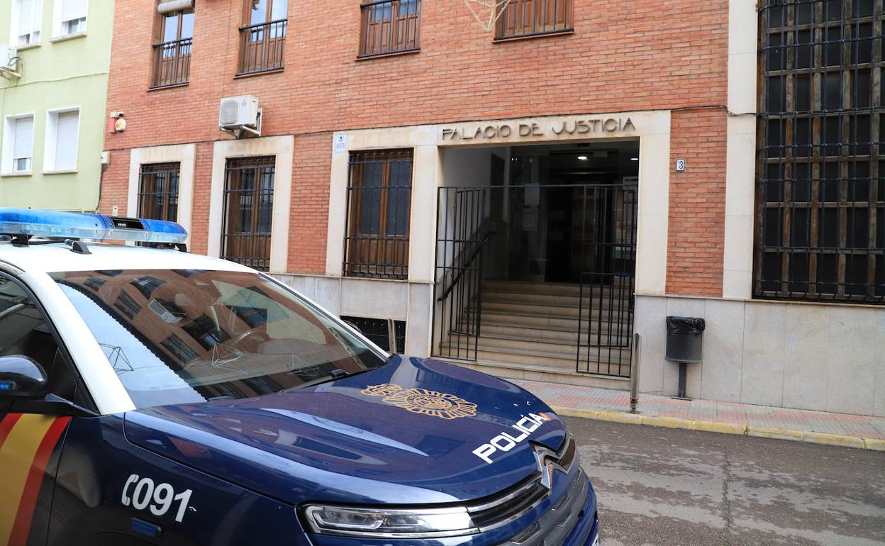 Un hombre armado con un cuchillo le roba el bolso a una mujer en Villanueva