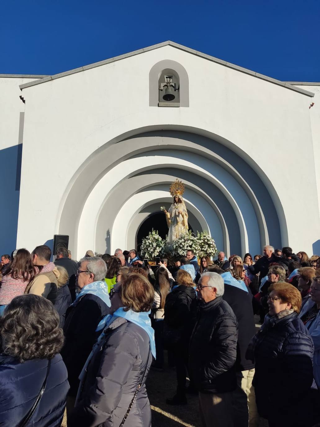 Cientos de villanovenses asistieron este sábado a la despedida en la ermita.