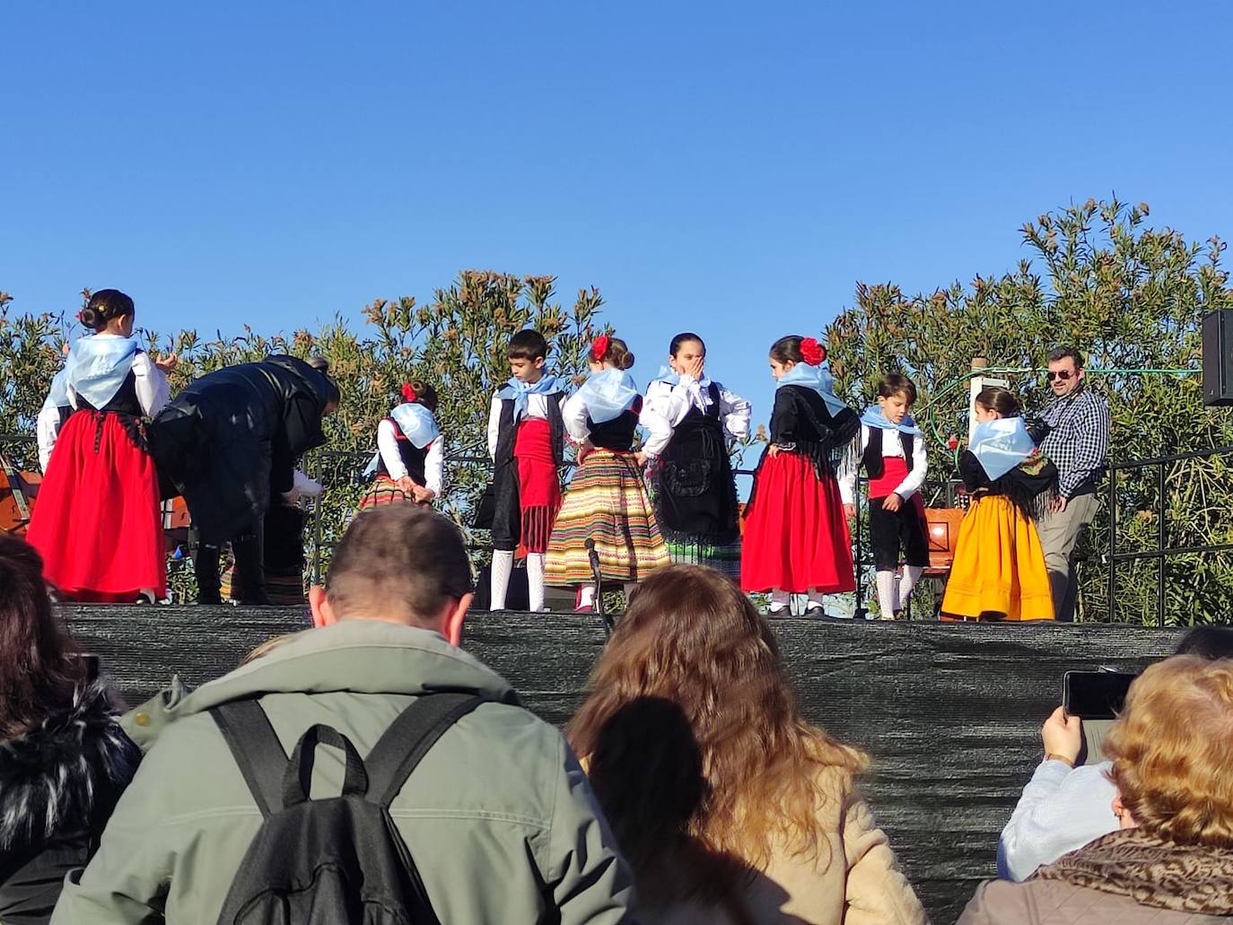 Cientos de villanovenses asistieron este sábado a la despedida en la ermita.