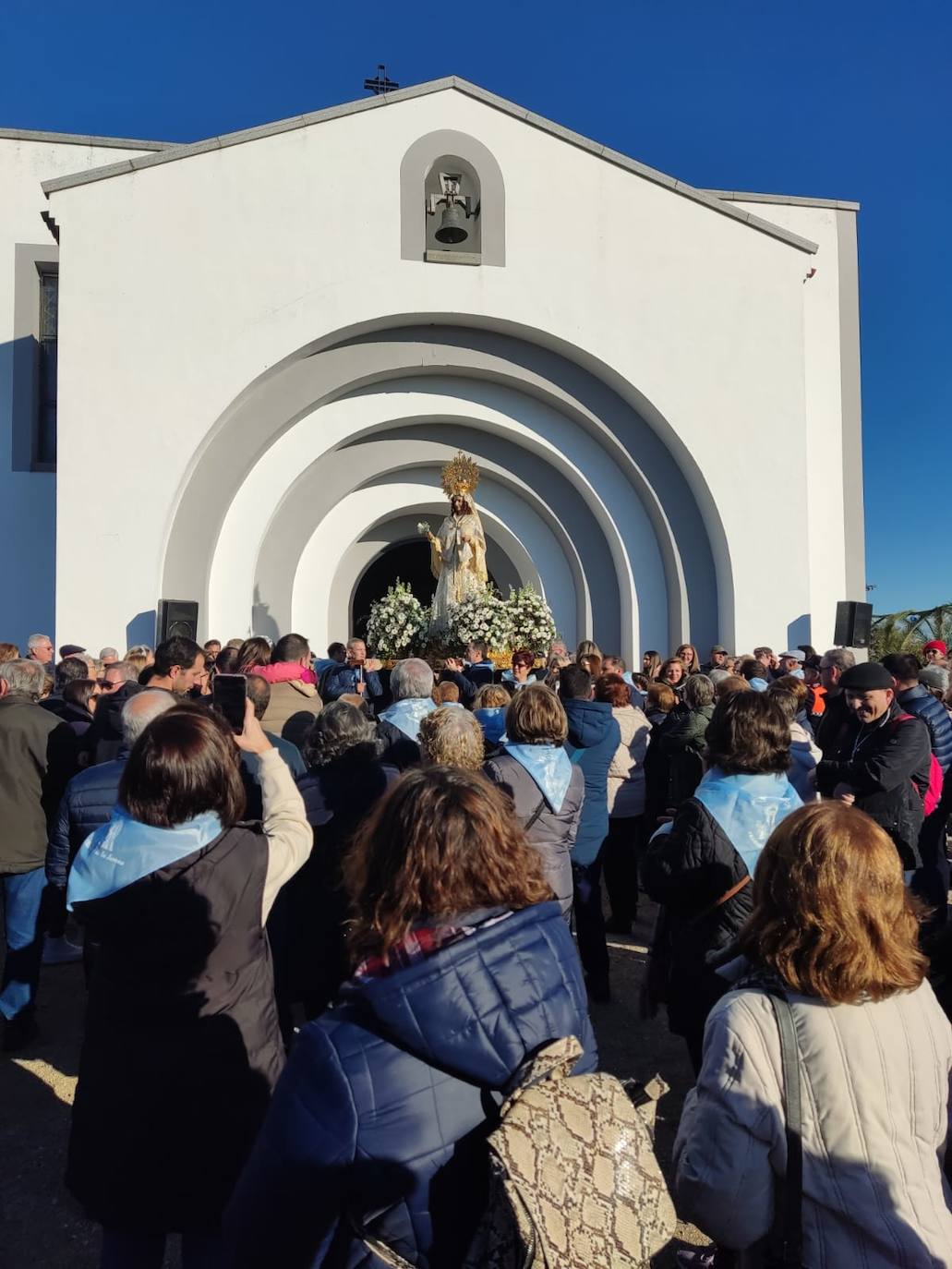 Cientos de villanovenses asistieron este sábado a la despedida en la ermita.