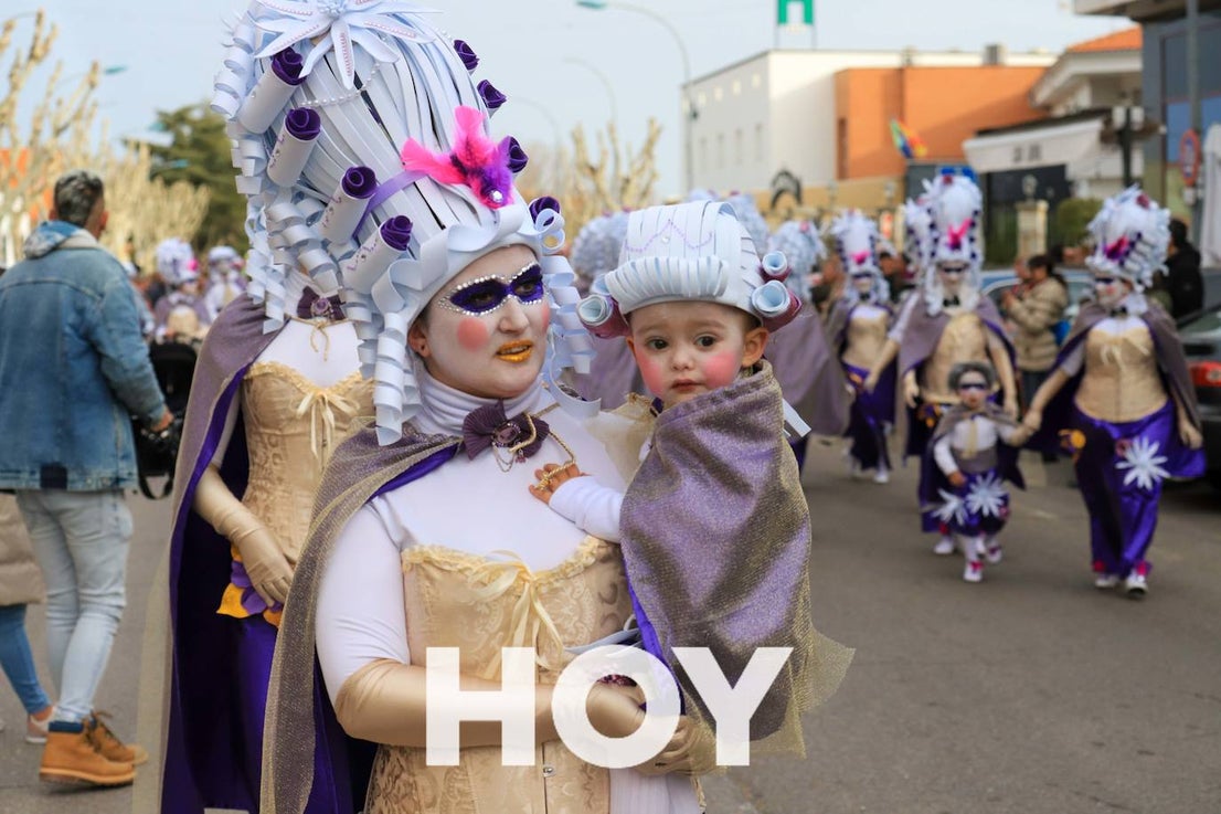 El desfile se celebró este sábado con final en la plaza de España. 
