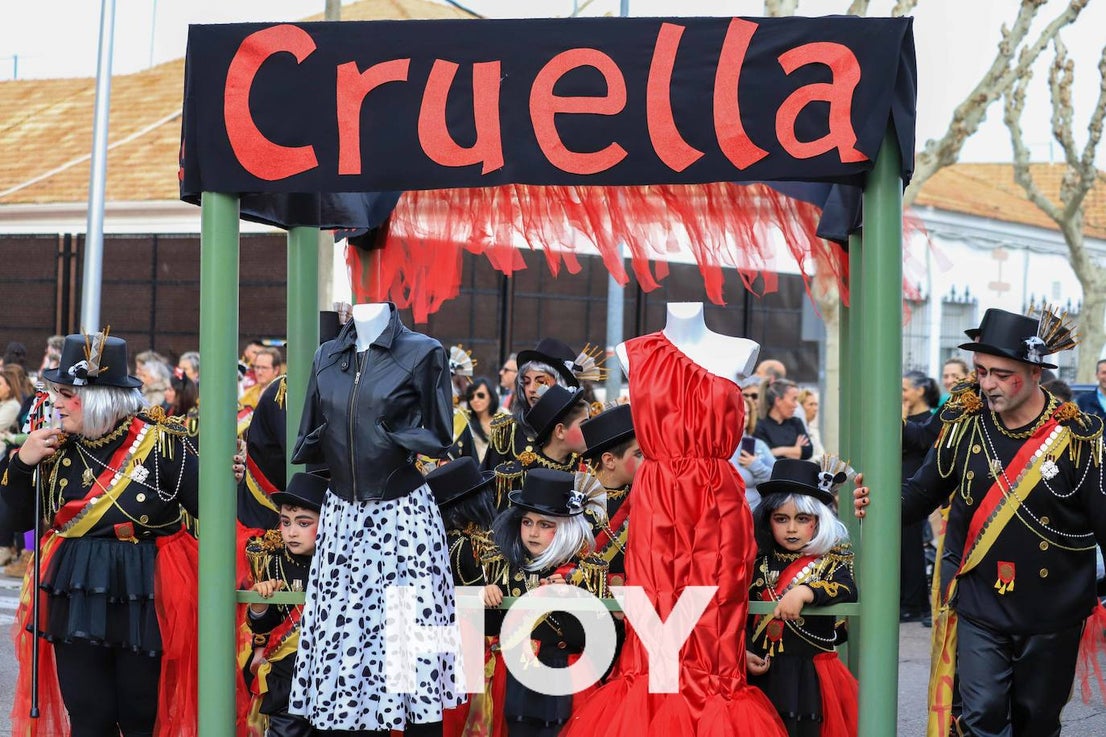 El desfile se celebró este sábado con final en la plaza de España. 