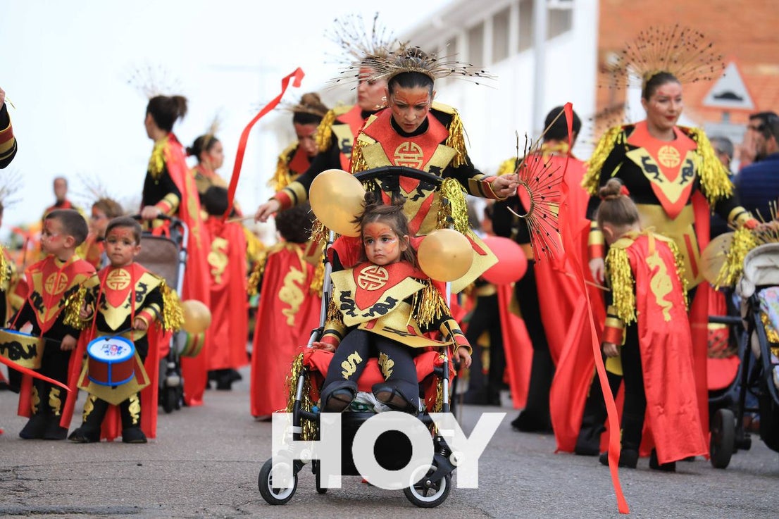 El desfile se celebró este sábado con final en la plaza de España. 