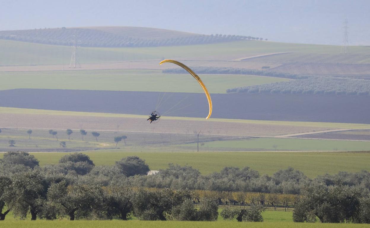 Un parapente sobrevolando Villanueva de la Serena. 