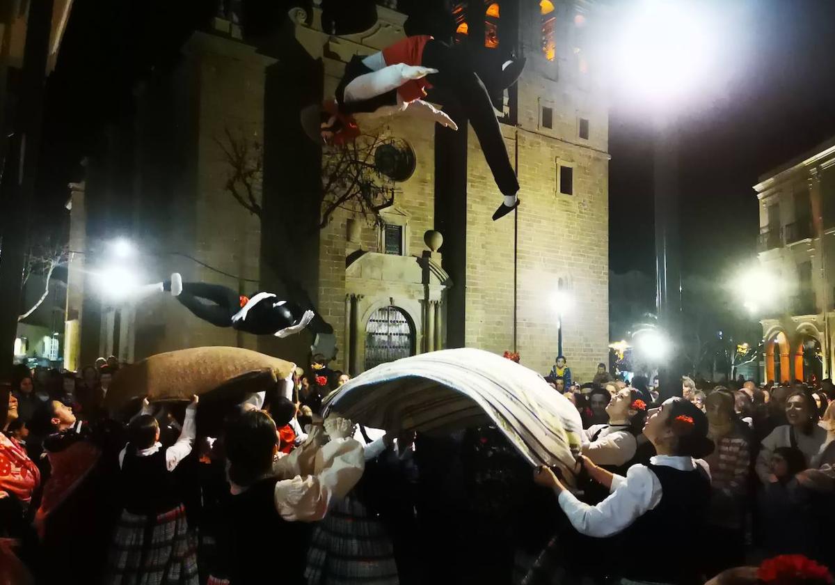 El Manteo del Pelele pone fin a varios días de carnaval