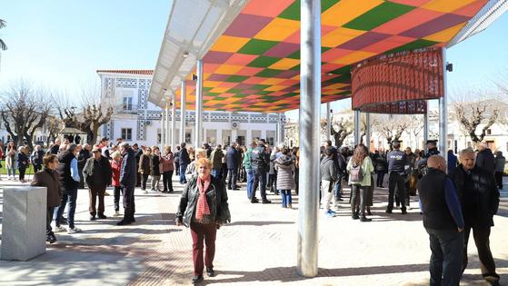 El barrio de la Cruz del Río estrena nueva y colorida imagen