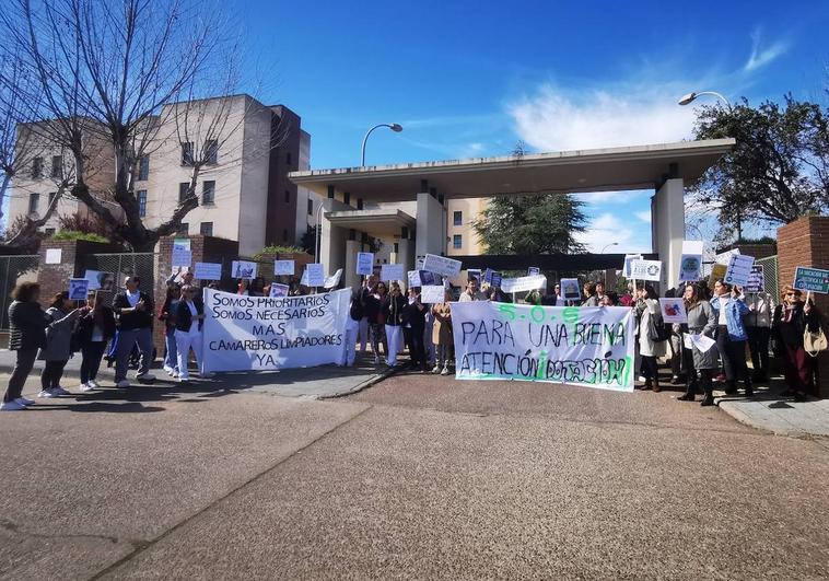 Protesta de este miércoles a las puertas del centro.