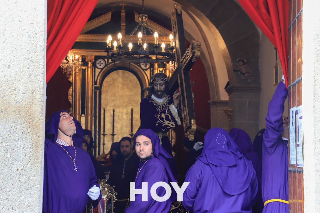 Excepcional Jueves Santo con el Nazareno y la Virgen del Calvario
