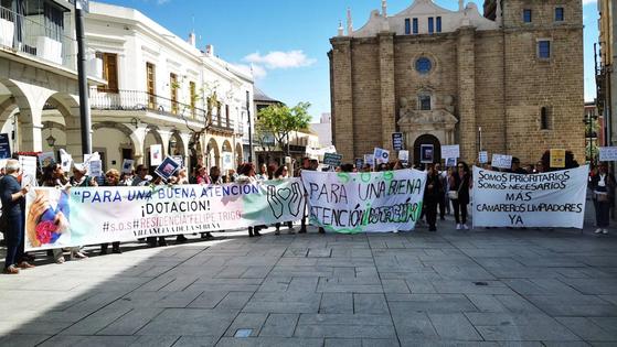 Trabajadores de la residencia de mayores Felipe Trigo llevan sus protestas hasta el Ayuntamiento