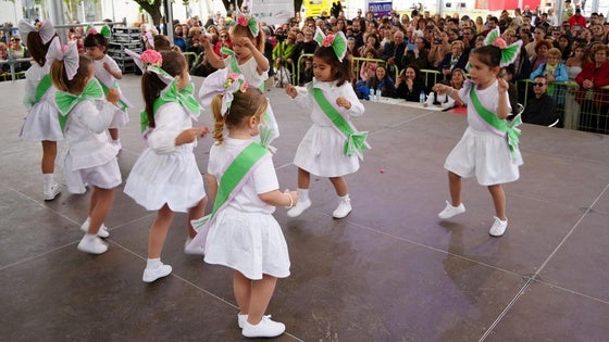 Unos 300 escolares mantienen viva la tradición de 'Las Mayas'